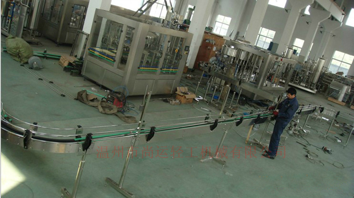 玻璃瓶全自動(dòng)灌裝機(jī)1.jpg