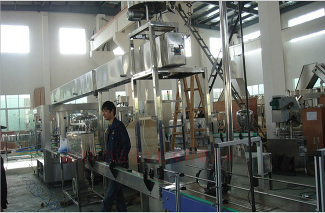 啤酒-皇冠蓋三合一灌裝機(jī)1.jpg